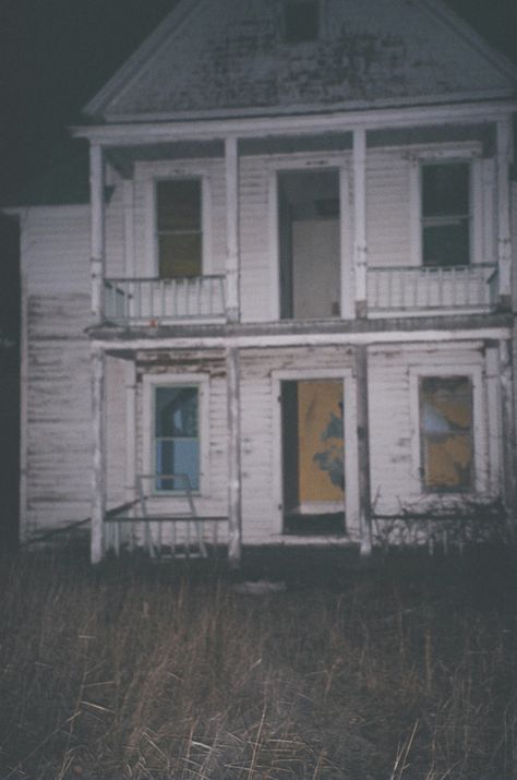 Ghost Caught On Camera, Creepy Houses, Old Abandoned Houses, Spooky Places, Real Ghosts, Abandoned House, Abandoned Mansions, Scary Places, Up House