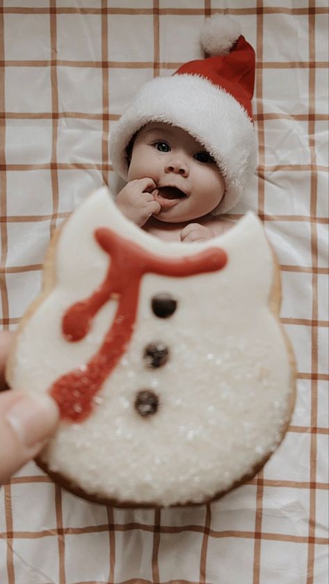 Snowman Cookie Baby Picture, Starbucks Snowman Cookie, Taylor Christmas, Newborn Christmas Photos, Snowman Baby, Christmas Baby Pictures, Snowman Photos, Cookie Pictures, Snowmen Pictures