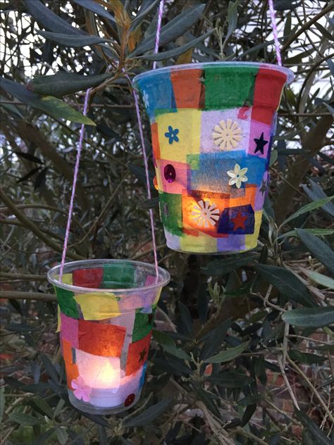 Lovely lantern - use a plastic cup, decorate with tissue paper and sequins. Hang with wool thread and light with electric tea candle. They look great! Lantern Crafts For Kids, Diy Kids Decor, Lantern Crafts, Camping Crafts For Kids, Lantern Craft, Easy Drawing Tutorial, Tea Diy, Vbs Crafts, Light Crafts