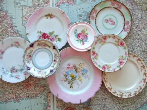 Shabby Chic Decorating, Shabby Chic Baby, Deco Rose, Plates Diy, Shabby Chic Living, Pretty China, Plate Wall Decor, Pretty Plates, Shabby Chic Bedrooms