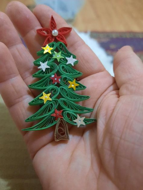 Quilling Small Designs, Quilling Christmas Decorations, Christmas Quilling Ideas, Diy Quilling Christmas, Quilling Christmas Tree, Quilled Christmas Ornaments, Diy Quilling Crafts, Quilling Flower Designs, Paper Quilling Tutorial