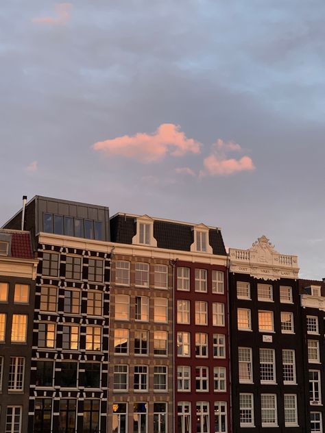 #amsterdam #dutch #sunset #travel #architecture #aesthetic Dutch Wallpaper, Aesthetic Amsterdam, Amsterdam In Fall, Dutch Architecture, Nederland Aesthetic, Dutch Aesthetic, Netherlands Aesthetic, Amsterdam Aesthetic, Amsterdam Sunset