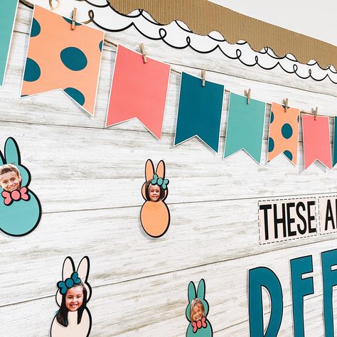 Stephanie Nash Classroom Decor sur Instagram : Did you know including students in the creation of your bulletin boards is not only cute but it's also beneficial? Here's how ⬇️ 1.… Easter Bulletin Boards For Daycare, Easter Board Ideas, Easter Bulletin Board, Middle School Bulletin Boards, Easter Bulletin Boards, Spring Bulletin, Work Decor, Easter Display, Spring Bulletin Boards