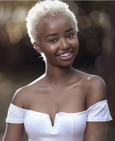 Bleached Afro, Bleach Blonde Hair, Beauty Vlogger, Natural Hair Community, Braid Ideas, Short Hair Color, Dark Skin Women, Bleached Hair, Girls Rock