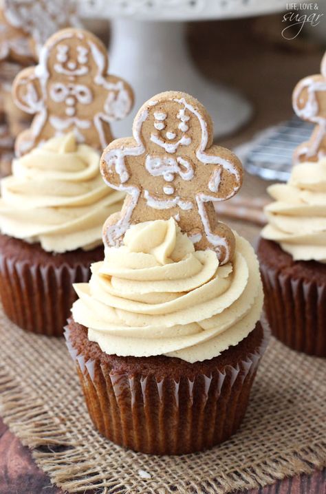 Gingerbread Cupcakes with Caramel Molasses Cream Cheese Icing Cupcakes With Frosting, Cupcake Receptek, Life Love And Sugar, Cinnamon Buttercream, Christmas Cupcakes Recipes, Gingerbread Cheesecake, Gingerbread Cupcakes, Caramel Frosting, Torte Cupcake