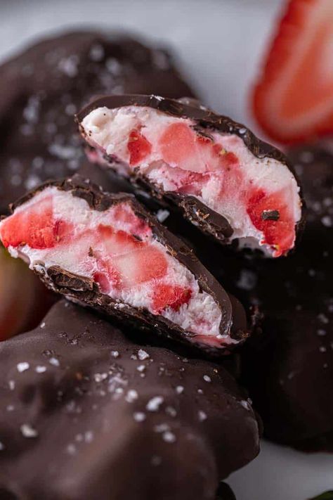 These Viral chocolate strawberry yogurt clusters have been circulating social media lately and everyone needs to try them! They're so good Chocolate Covered Yogurt, Strawberry Yogurt Clusters, Strawberry Clusters, Strawberry Bark, Yogurt Clusters, Strawberry Bites, Lifestyle Of A Foodie, Chocolate Clusters, Chocolate Yogurt