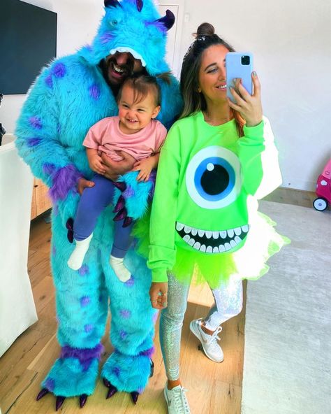 Costume Halloween Famille, Monsters Inc Halloween Costumes, Matching Family Halloween Costumes, Monsters Inc Halloween, Family Themed Halloween Costumes, Dede Raad, First Halloween Costumes, Kostum Halloween