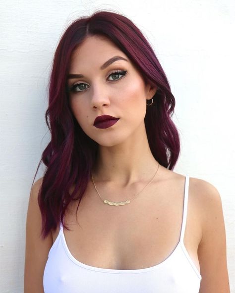 Multidimensional Hair Color Brunettes, Burgundy Hair On Pale Skin, Burgundy Hair Green Eyes, Burgundy Hair Pale Skin, Hair For Beach, Hair Colors For Green Eyes, Colors For Green Eyes, Burgundy Hair With Highlights, Stacked Haircut