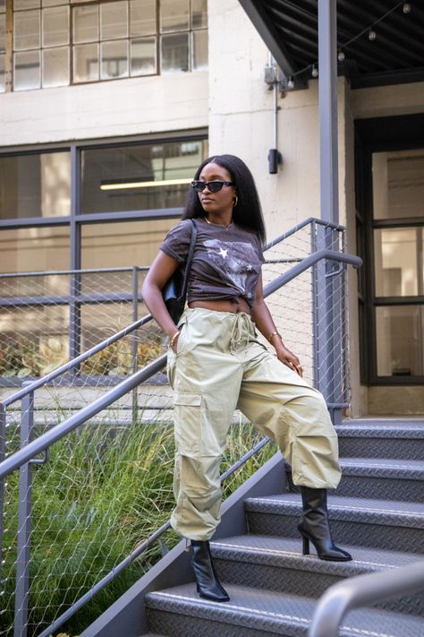 Cargo Pants And Heeled Boots, Cargo Pants Outfit With Heels Plus Size, Parachute Pants With Boots, Parachute Pants And Heels, Parachute Pants With Heels, Cargo With Heels, Cargos With Heels, Parasut Pants Outfit, How To Style Parachute Pants