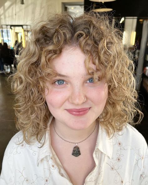 Shaggy Bob with Curtain Bangs for Curly Hair Cuts For Curly Hair, Curly Asian Hair, Curly Wolf Cut, Shaggy Curly Hair, Caramel Blonde Hair Color, Blonde Curly Bob, Wolf Cuts, Caramel Blonde Hair, Hairstyle Ideas Easy