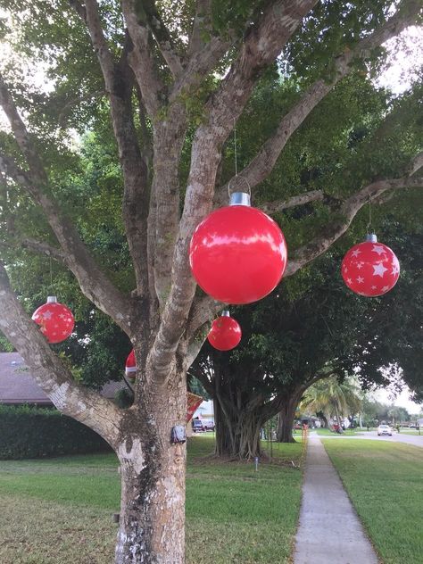 How to Make DIY Christmas Beach Ball Ornaments Large Christmas Lights Diy, Easy Cheap Christmas Decorations, Giant Christmas Ornaments, Diy Christmas Ball, Hallway Decoration, Outside Christmas Decorations, Diy Christmas Lights, Christmas Decorations Cheap, Beach Balls