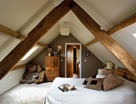 Design Ložnic, Attic Bedroom Designs, Attic Conversion, Attic Design, Attic Bedrooms, Attic Spaces, Attic Remodel, Loft Room, Cottage Bedroom