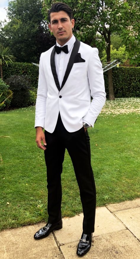 Men Suits Black And White, White Suit Black Pants Men Wedding, Black And White Mens Suits Wedding, Black And White Tuxedo Men, White Suit Jacket Black Pants Men, Black And White Suits For Men, Groom With White Jacket, Groomsmen White Tuxedo, White And Black Tuxedo Wedding