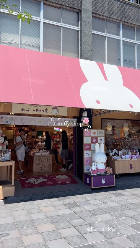 🎀 hello kitty store @ universal studios japan 🌎 💬 Q: what’s your battery percentage? 🔋 ♥ ♥ ♥ 🏷: #sanrio #sanriolover #sanriocore #san… | Instagram Universal Japan, San Instagram, Hello Kitty Store, Battery Percentage, Japan Store, Universal Studios Japan, Sanrio Characters, Osaka, Kyoto