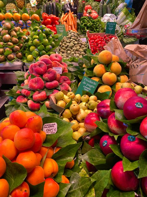 #peaches #peach #mercatdelaboqueria #spain #barcelona #fruit #summer #farmersmarket  #grapes #cherry #cherries #mango #mangos #berry #berries Spain Fruit Market, Mercat De La Boqueria, Spanish Vision Board, Fruit Stall, International Love, Barcelona Trip, Rustic Food, La Boqueria, Fish Shop