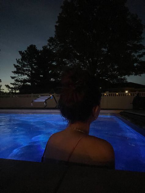 Night Swimming Aesthetic Pool, Night Swimming Pictures, Night Swimming Aesthetic, Pool Designs Backyard, Aesthetic Swimming Pool, Pool Design Backyard, Pool Makeup, Makeup Captions, Pool Styles