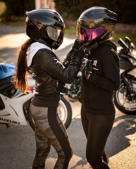 Insta| @ffuriousgirl Motorcycle Helmets For Women, Helmets For Women, Black Widow Outfit, Female Race Car Driver, Female Motorcycle, Womens Motorcycle Helmets, Female Motorcycle Riders, Biker Couple, Biker Photoshoot