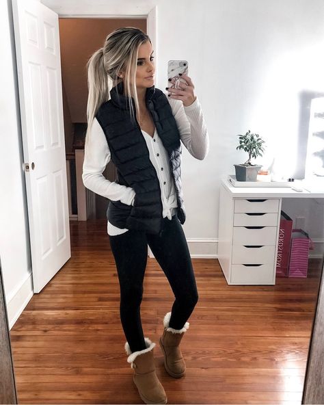 Ugg Boots And Leggings, Black Leggings Outfit Winter, Black Vest Outfit, Mom Outfits Winter, Makeup Winter, Leggings Outfit Winter, Leggings Outfit Casual, Winter Boots Outfits, Cute Outfits With Leggings