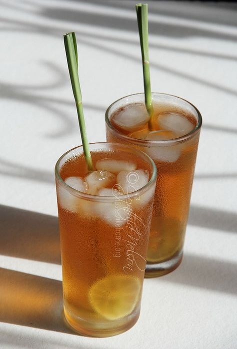 Cool down: Lemongrass Iced Tea - Stabroek News Ice Tea Photography, Ice Lemon Tea, Lemongrass Plant, Iced Drinks Recipes, Lemongrass Tea, Eggless Desserts, Iced Tea Recipes, Herbal Teas Recipes, Steeped Tea