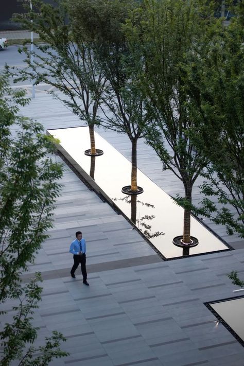 Water Scape, Landscape Plaza, Modern Water Feature, Landscape And Urbanism Architecture, Water Architecture, Courtyard Landscaping, Paving Design, Pool Water Features, Urban Landscape Design