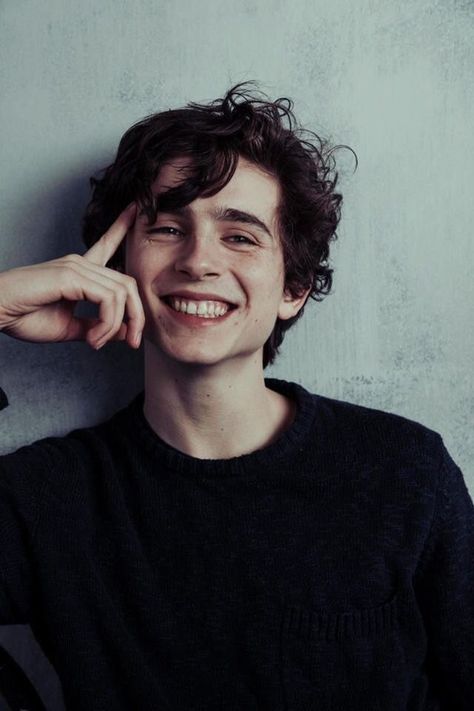 Feminine Male Celebrities, Timothy Chalamet Wallpaper, Timothee Chalamet Wallpaper Aesthetic, Timothee Chalamet Lockscreen, Timothee Wallpaper, Timothee Chalamet Wallpaper Iphone, Timothee Chalamet Wallpaper, Chalamet Timothee, Regulus Acturus Black