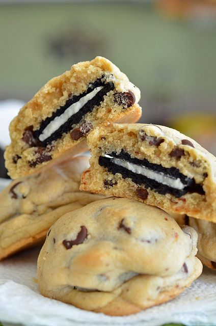 Stuffed Chocolate Chip Cookies, Oreo Stuffed Chocolate Chip Cookies, Läcker Mat, Pudding Desserts, Good Eat, Think Food, Deilig Mat, Yummy Food Dessert, Sweet Snacks