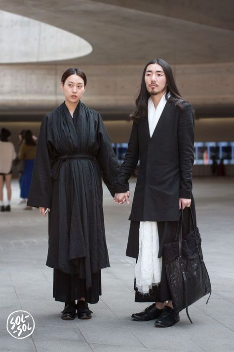 Stylish Couples, Minimalist Moda, 일본 패션, Couple Style, Stylish Couple, Tokyo Fashion, Japanese Street Fashion, Fashion Couple, Yohji Yamamoto