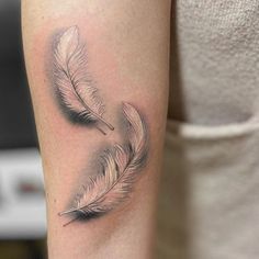 3d Feather Tattoo, Angel Feather Tattoo, Falling Feather Tattoo, Jamie Tattoo, Tattoo Plume, White Feather Tattoos, Feather Tattoo Ideas, Feather Tattoo Arm, Flamingo Tattoo