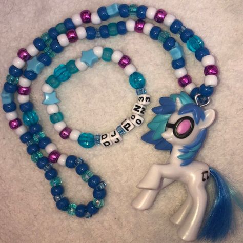 Kandi Necklace Ideas, Dj Pony, Dj Pon 3, Pulseras Kandi, Scene Jewelry, Kandi Necklace, Kandi Inspo, Estilo Punk Rock, Diy Kandi Bracelets