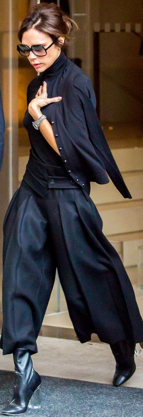 Victoria Beckham Stil, Coordinates Outfits, Victoria Beckham Outfits, David And Victoria Beckham, Victoria Beckham Style, Woman In Black, Olivia Palermo, Miranda Kerr, Looks Chic