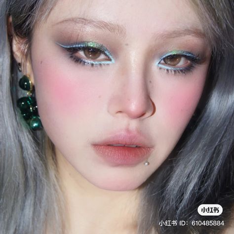 Bright Douyin Makeup, Cyan Makeup Looks, Colourful Douyin Makeup, Cyan Makeup, Makeup Xiaohongshu, Blue Eye Look, Xiaohongshu Makeup, Turquoise Makeup, Monochrome Makeup