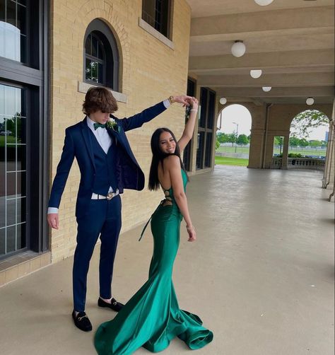 Prom Couples Green Dress, Navy Blue Suit And Dress Couple, Green Dress Prom Couple, Prom Couples Emerald Green, Blue Suit Green Dress, Emerald Prom Couple, Navy Prom Couple, Green Prom Dress Couple Pictures, Green Prom Dress With Date