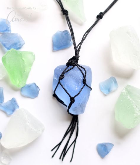 Learn how to make an easy DIY macrame sea glass necklace. Tiny Macrame, Macrame Sea, Sea Glass Jewelry Diy, Crystal Necklace Diy, Macrame Instructions, Sea Glass Diy, Arrow Heads, Beachglass Jewelry, Fun Beach