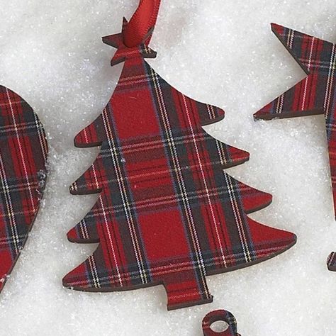 Christmas Tartan, Tartan Christmas, Traditional Christmas Tree, Crafts Christmas, Christmas Tags, Christmas Decorations Rustic, Christmas 2024, Christmas Tag, Tartan Plaid