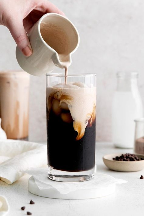 Starbucks Chocolate Cream Cold Brew Recipe - Texanerin Baking Chocolate Cream Cold Brew, Matcha Drinks, Starbucks Chocolate, Nespresso Recipes, Cream Cold Brew, Cold Brew Recipe, Making Cold Brew Coffee, Homemade Soda, Chocolate Creme