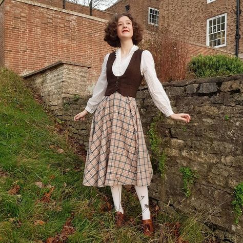 Earth Tone Outfits, Vintage Academia, Ootd Vintage, Town Outfits, Semi Formal Outfit, Academia Style, Dark Academia Fashion, Preppy Casual, Romantic Dress