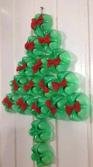 Christmas Crafts Kids Ornaments, Recycled Christmas Decorations, Diy Home Decor Crafts, Paper Christmas Decorations, Alternative Christmas Tree, Bottle Cap Crafts, Home Decor Crafts, Diy Bottle Crafts, Home Decor Vintage