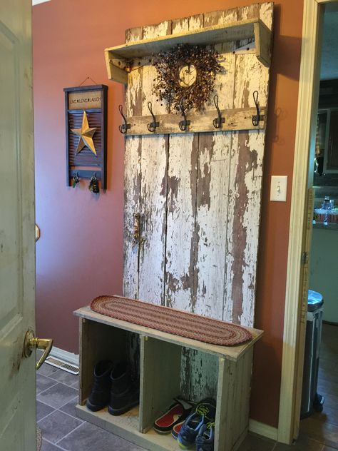 Barn door hall tree Old Barn Door Ideas, Door Hall Trees, Shutters Repurposed Decor, Bedroom Shutters, Barn Door Ideas, Door Repurposed, Barn Door Shutters, Barn Door Decor, Repurposed Headboard