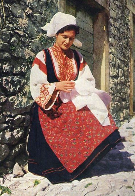 Otok Ugljan Traditional Cypriot Clothing, Albania Clothes, Croatia Clothes, Greek Traditional Clothing, Cypriot Culture, Balkan Fashion, Croatia Culture, Greece Costume, Balkan Culture