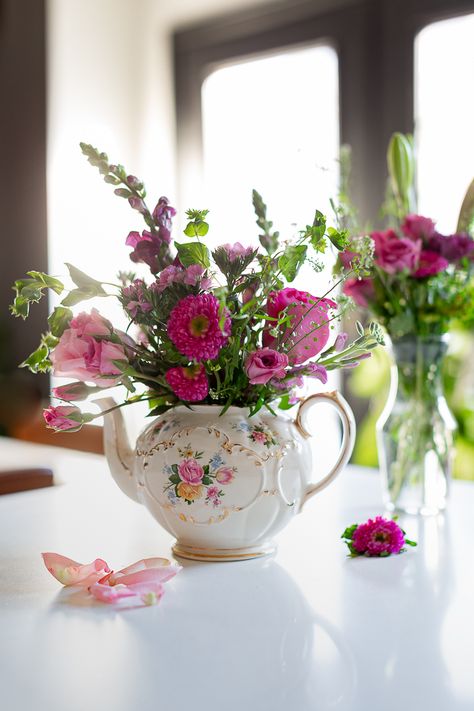 Teapot Centerpiece, Teacup Flowers, Floral Teacup, Vintage Teapot, Table Scapes, Romantic Flowers, Tea Pots Vintage, Party Foods, Wedding Parties