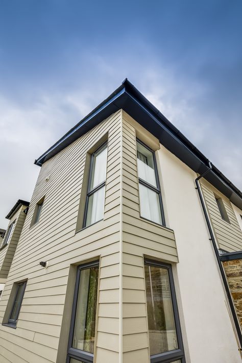 Hardie® Plank: Follaton Oak, Totnes | James Hardie Europe Cladded House Exterior, Cladding Colours, Cement Cladding, Linden Homes, Fibre Cement Cladding, Hardie Board, Temporary Housing, Facade Panel, Hardie Plank