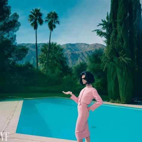 Slim Aaron's style vintage Palm Springs pink suit Palm Springs Vintage, Vintage Palm Springs, Palm Springs Aesthetic, Jennifer Jason Leigh, Annie Leibovitz Photography, Palm Springs Style, Slim Aarons, Annie Leibovitz, Leonardo Dicaprio