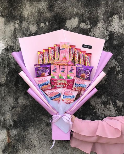 Buket Jajan Aesthetic, Bouquet Snack Aesthetic, Bucket Jajan, Bouqet Snack, Snack Bucket, Snack Bouquet, Bouquet Tutorial, Money Bouquet, Handmade Birthday Gifts