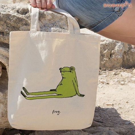 Painted Bags Canvas, Painting On Bags Ideas, Canvas Tote Bag Design Ideas, Creative Tote Bag Design Ideas, Frog Line Art, Canvas Bag Art, Tote Bag Aesthetic Design, Canvas Bag Painting Ideas, Goblincore Bag