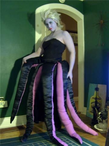 IDEA-putting tentacles on elastic or belt. Ursula Cosplay, Ursula Costume, Kid Costume, Carnaval Costume, Poor Unfortunate Souls, Diy Costume, Set Ideas, Long Red Hair, Sea Witch