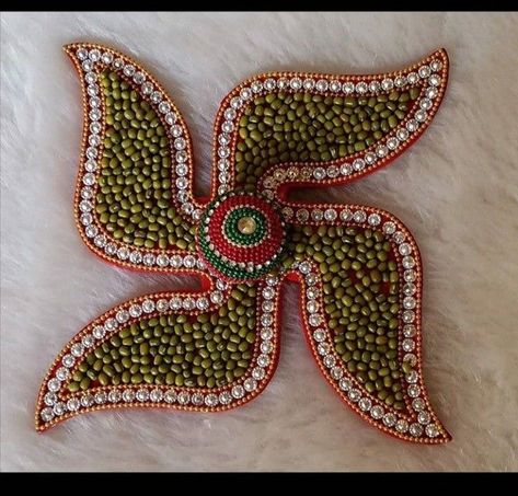 Swastik Decoration Ideas, Swastik Design, Arti Thali, Kalash Decoration, Haldi Ceremony Decorations, Handmade Decorative Items, Diwali Design, Thali Decoration, Acrylic Rangoli