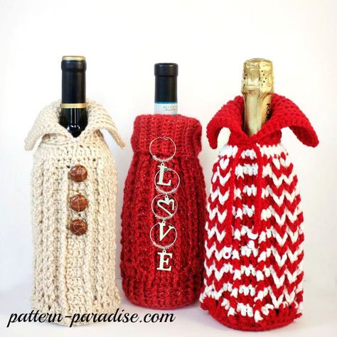 12 weeks of christmas blog hop CAL Free Crochet Pattern Wine Bottle Sweater Gift Bag by Pattern-Paradise.com Crochet Wine, Holiday Wine Bottles, One Skein Crochet, Wine Bottle Gift Bag, Bottle Cozies, Confection Au Crochet, Cozy Crochet Patterns, Crochet Cozy, Christmas Wine Bottles