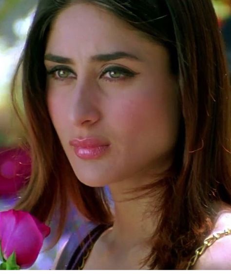 Young Kareena Kapoor, Kareena Kapoor Makeup, Makeup 2000s, Karina Kapoor, Poonam Dhillon, Kareena Kapoor Pics, And God Created Woman, Casual Makeup, Karisma Kapoor