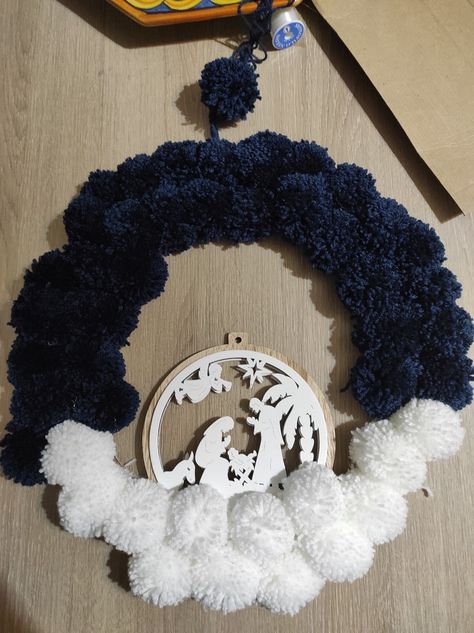 Ghirlanda di pompom Pom Crafts, Pom Pom Crafts, Wreath Crafts, Pom Poms, Hanukkah Wreath, Hanukkah, Halloween Wreath, Craft Ideas, Wreath