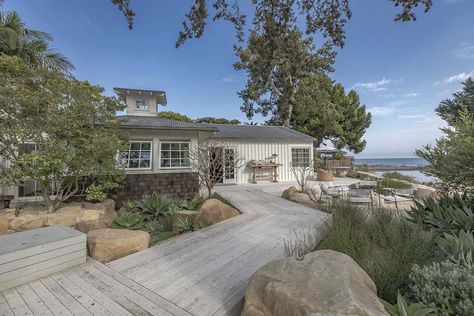 Contemporary surf shack provides a cozy refuge on the California coast California Surf Shack, Board And Batten Exterior, Coast House, Parisian Bistro, Point Break, French Colonial, Surf Shack, House Beach, Beach Shack